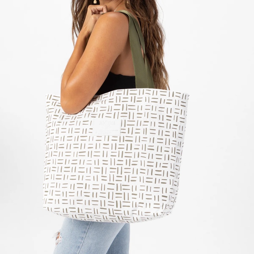 NWT Aloha collection green and white rattan day tripper tote!